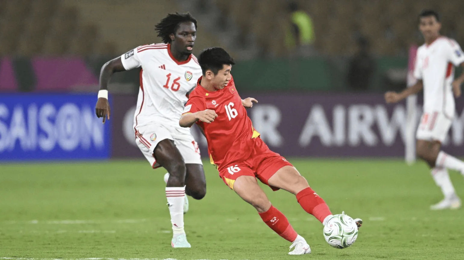 90分钟：越南2-2阿联酋，阮黎发、门哈利破门，将进入加时