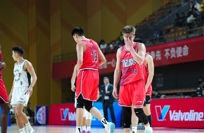 半岛体育官网-郭艾伦回归最大受益者！10中9砍24分14板，球迷：离开杜锋是对的