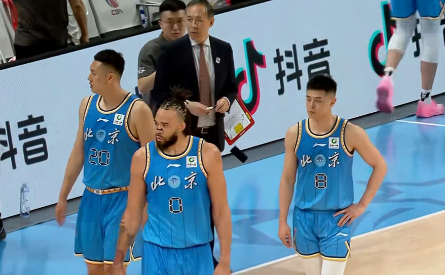 半岛体育app-CBA疯狂一夜：上海战胜北京夺19连胜，广厦又输广东，排名变乱了