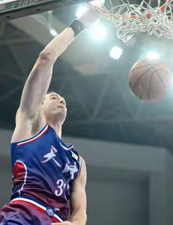 半岛体育app-天津男篮111-86送四川37连败 维纳莱斯25分