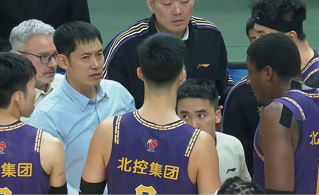 半岛体育-北控男篮酝酿换帅，张庆鹏引管理层不满，已邀请杨鸣重新出山